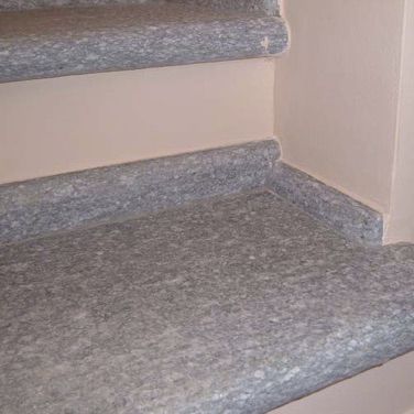 Ступень из натурального камня - LUSERNA - WALL GRANITE SERVICE SRL - противоскользящая / высокое сопротивление