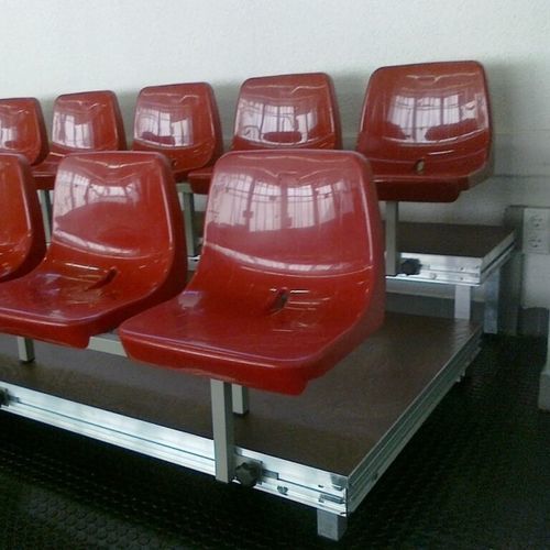 Ступенчатое кресло с низкой спинкой - 1981 series - Mott Mobile Systeme GmbH &Co. KG - современное / устойчивое к УФ-лучам / из полипропилена