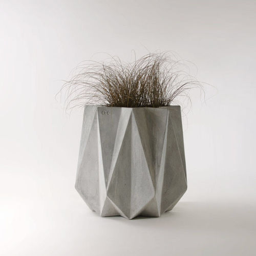 Кадка для садовых растений из бетона, армированного волокнами - KRONEN 65 GREY CONCRETE - Adam Christopher Design - современная / для общественных мест / для наружного применения