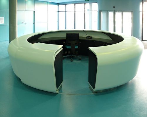 Полукруглая административная стойка - WHITEOVAL - AMOS DESIGN - из Corian®