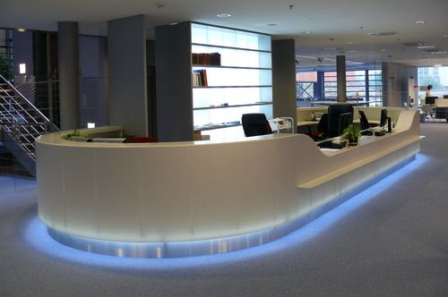 Полукруглая административная стойка - VESSEL - AMOS DESIGN - из Corian®