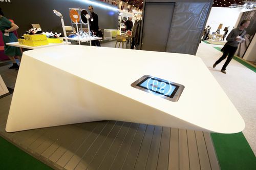 Административная стойка из Corian® - 100% STEVE - AMOS DESIGN - с подсветкой