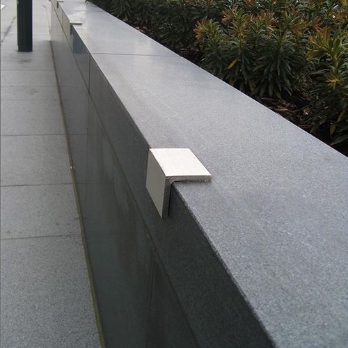 Тактильный индикатор из нержавеющей стали - ANGLE SHAPED ANTI SKATE STUD - Kent Stainless - со сдерживанием скейтбордов / предупреждающий
