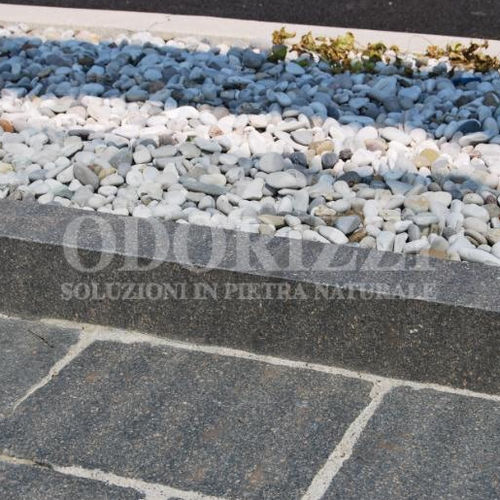 Обрамление для сада - DELGORSA® : KERBS  - ODORIZZI soluzioni in pietra - для тротуара / из порфира / линейное