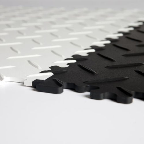 Напольное покрытие из ПВХ - R-TILE™ CHEQUERED INTERLOCKING - R-Tek Manufacturing - для интерьера / для сектора услуг / из плит