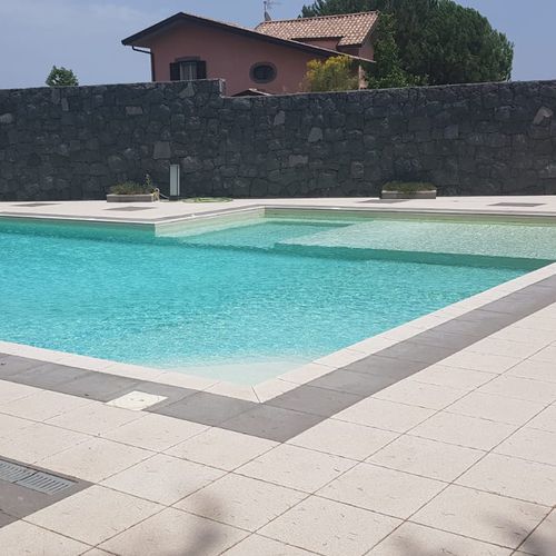 Уличная плитка из бетона - FIMAS PAVIMENTI IN MONOSTRATO VULCANICO DELL'ETNA - из камня / для пространства у бассейна / обработанная бучардой