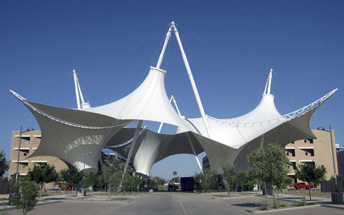 Натяжная конструкция кабель-мембрана - MAST-SUPPORTED TENSILE STRUCTURES - FabriTec Structures - навес / для навеса / для потолков