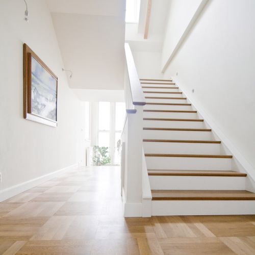 Прямая лестница - QC FLOORS - со ступеньками из дуба / деревянная конструкция / современная