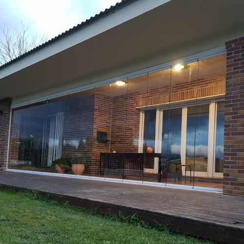 Складное панорамное окно - GLASS BALCONY WITHOUT THRESHOLD AND WITHOUT GUIDE - BKS balcony glazing systems - из алюминия / 3 створки / 2 створки