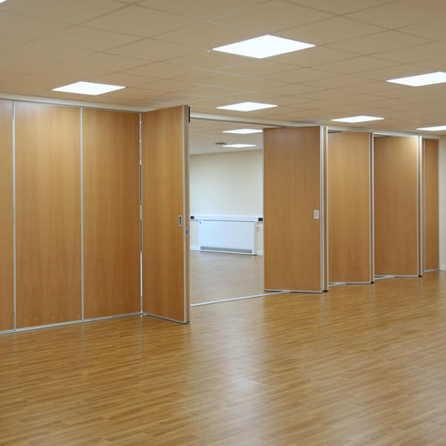 Раздвижная перегородка - KUDOS - Moving Designs Ltd - складная / деревянная / для профессионального использования