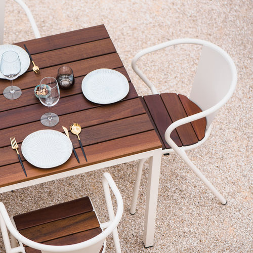 Современный стол - BICAtable Square CLASSIC - BICA chair - из дерева / с основанием из стали / квадратный