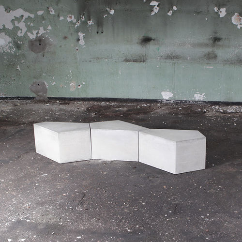 Современный вспомогательный столик - PENTAGON - Living Concrete Ltd - из стекла / из бетона / пятиугольный