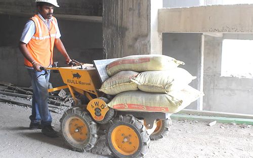 Мини-опрокидыватель с фронтальной загрузкой - BULL BARROW - Bull machine pvt.ltd - на колесах / для строительства