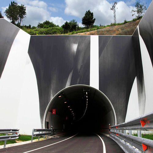 Набивная облицовка фасада - EMBOQUILLE TÚNEL CORREDOR DEL CADAGUA - Umetal - панельная / из металла / гладкая