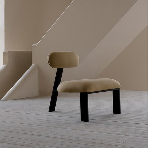 Современное низкое кресло - Oblique  - Studio H&K B.V. - из ткани / из стали / черное