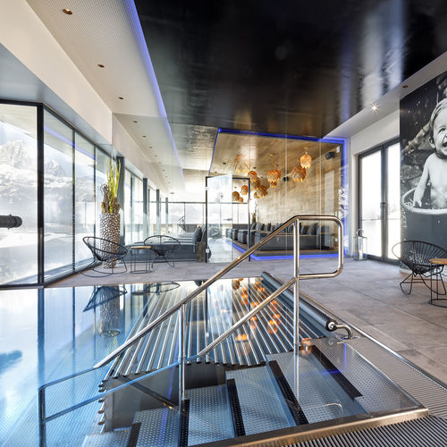 Переливной бассейн - HOTEL PENZINGHOF - BERNDORF METALL- UND BÄDERBAU GMBH - для наружного применения / для интерьера / для профессионального использования
