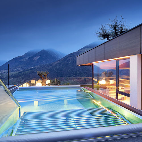 Переливная спа-ванна - HOTEL SONNENPARADIES - BERNDORF METALL- UND BÄDERBAU GMBH - встраиваемая / прямоугольная / 4 места