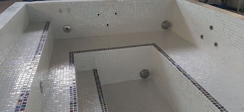 Встраиваемый плавательный спа-бассейн - TILESTONE CITY SPA 2.5x2.0 - Tilestone Pools one piece tiled pools - каркасный / прямоугольный / несколько мест