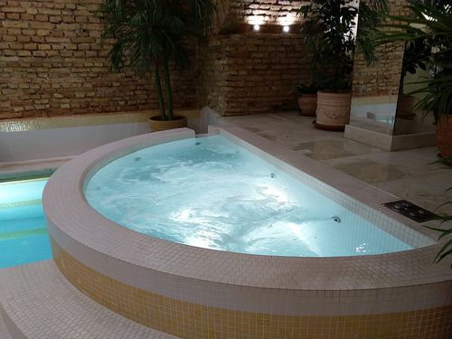 Каркасная спа-ванна - Tilestone Pools one piece tiled pools - полукруглая / несколько мест / для интерьера