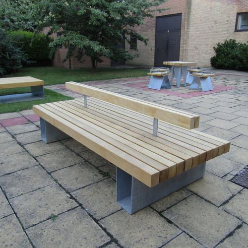 Современная общественная скамейка - AMBLESIDE PODIUM - LOGIC STREET & PARK FURNITURE - из лиственных пород дерева / из гальванизированной стали / со спинкой