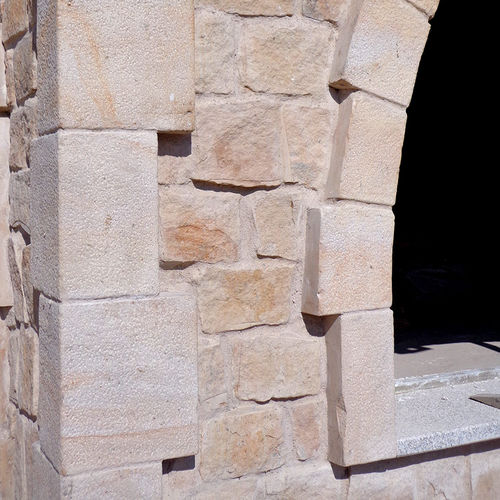 Плита из камня из песчаника - QUOINS - Areniscas Sierra de la Demanda S.L. - для облицовки / полированная / очищенная