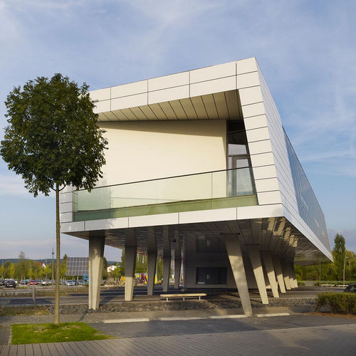 Панельная облицовка фасада - NEUBAU SOLAR-ACADEMY SMA - ALUCOBOND - из алюминия / из композита / со шпунтовым соединением