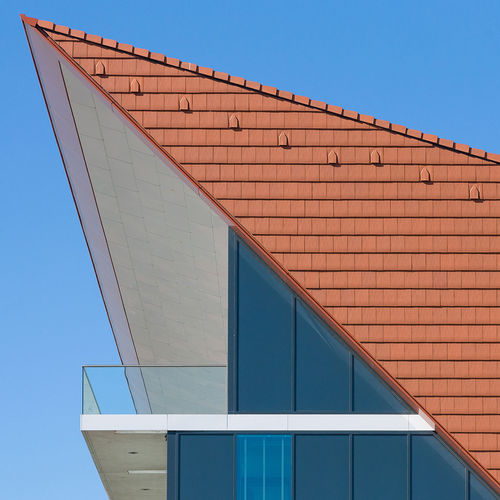 Софит из композита - VAN DER VALK LEEUWARDEN - ALUCOBOND - из алюминия