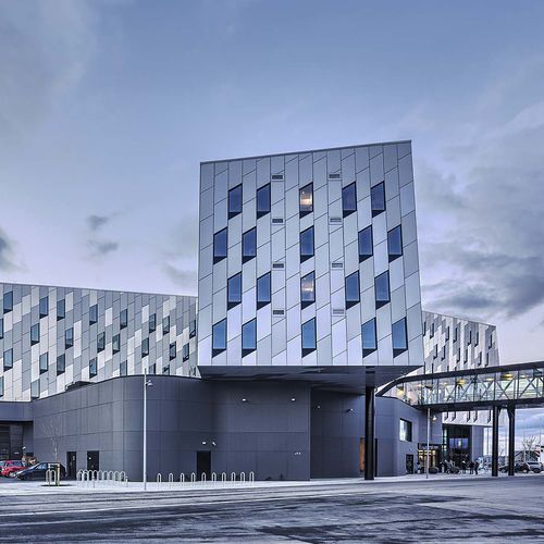 Панельная облицовка фасада - ENERGY HOTEL STAVANGER - ALUCOBOND - из алюминия / из композита / вертикальная
