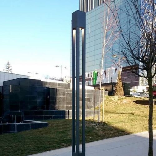 Современная световая колонна - IRUTA T - BSI LIGHTING TECHNOLOGIES INC. - из нержавеющей стали / из литого алюминия / из закаленного стекла