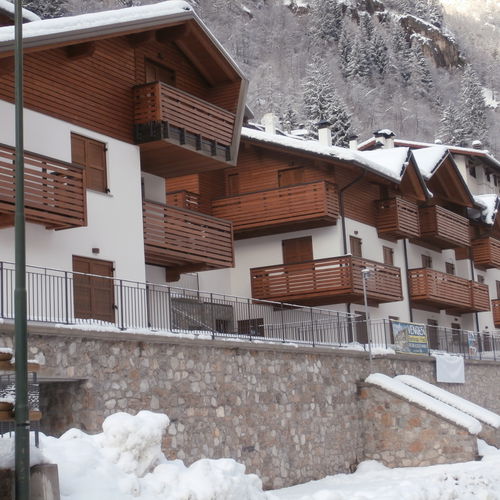 Сборный дом - MOUNTAIN RESORT - Eco-Resorts - из штабелированного массивного лесоматериала / экологический / энергосберегающий