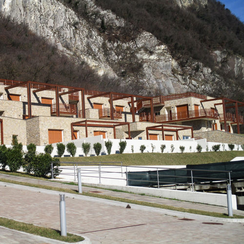 Сборный дом - LAKE RESORT - Eco-Resorts - из штабелированного массивного лесоматериала / экологический / энергосберегающий