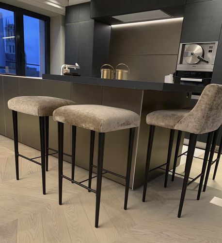 Современный барный табурет - APOLLINE  - Defleure Home Collection - из кожи / с основанием из ясеня / обитый