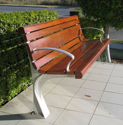 Современная общественная скамейка - ALPERTON  - Urban Fountains and Furniture - из дерева / из металла / с подлокотниками