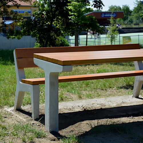 Современный стол - BETL - STREETPARK s.r.o. - из дерева / с основанием из металла / прямоугольный