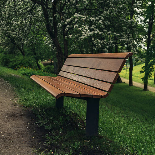 Современная общественная скамейка - NISHA - STREETPARK s.r.o. - из цельной древесины / из чугуна / со спинкой
