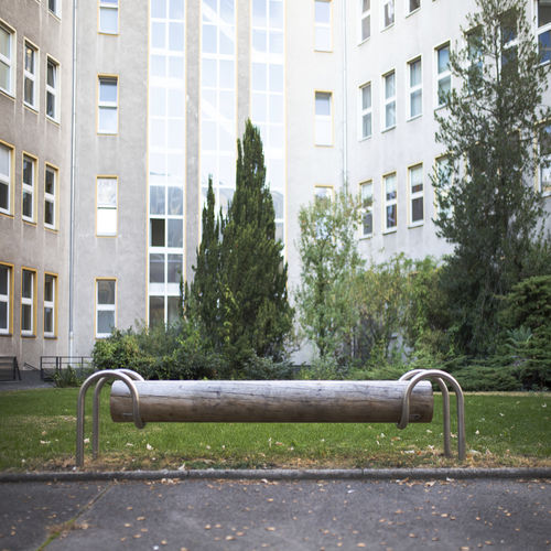 Современная общественная скамейка - BENTLINE ROUNDED - urbanature - из дуба / из нержавеющей стали