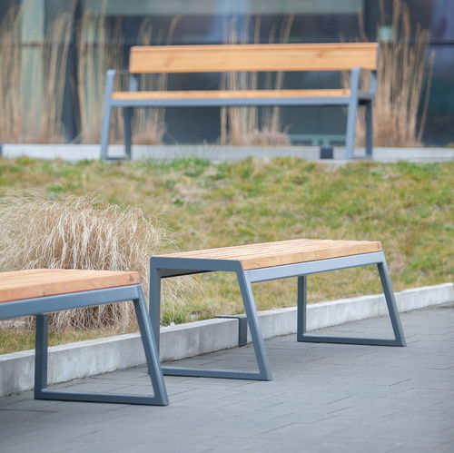 Современная общественная скамейка - Amager - Københagen Outstanding - из дерева / из стали, покрытой порошком / без спинки
