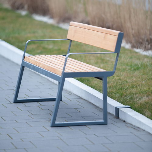 Современная общественная скамейка - Amager - Københagen Outstanding - из лиственницы / из стали, покрытой порошком / со спинкой