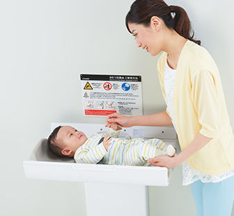 Место для смены подгузников из ABS - COMBI BS-F52 - CombiWith Corp - настенная / на ножке / для профессионального использования