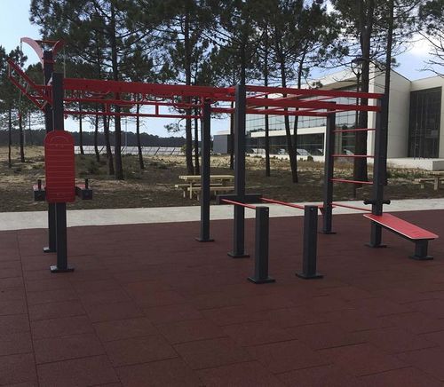 Пространство для фитнеса под открытым небом для общественных мест - TR FIT - Veco Urban Design - отжимание на брусьях / тяга верхнего блока / укрепление мышц брюшного пресса