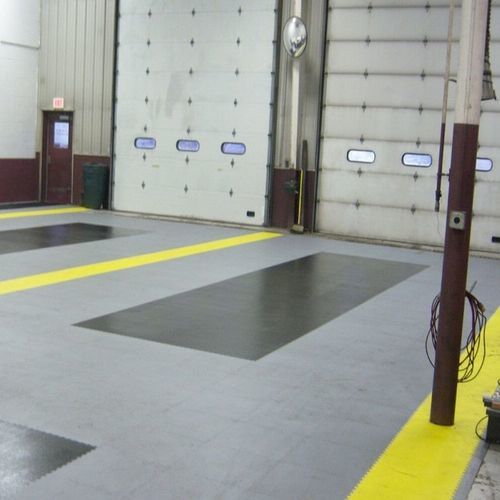 Гибкое напольное покрытие устойчивые к царапинам - R-TILE  - Gerflor - Contract Sport & Contract Flooring - виниловое / для интерьера / напольное