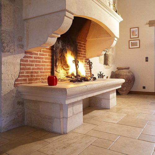 Классическая облицовка камина - AUBEROCHE QUERCY - OCCITANIE PIERRES - из камня / белая