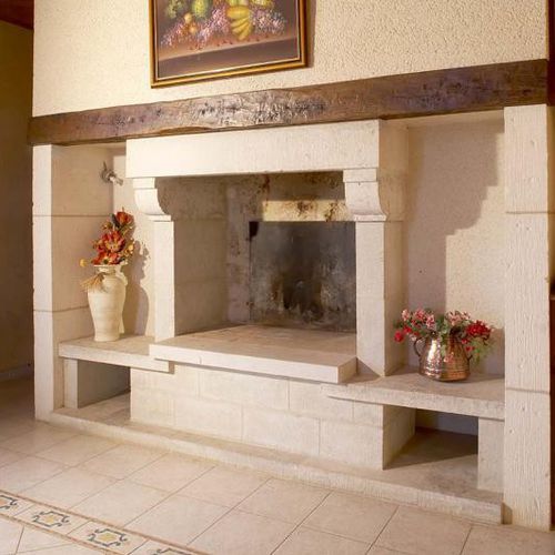 Классическая облицовка камина - AUBEROCHE QUERCY BLANC - OCCITANIE PIERRES - из камня / белая