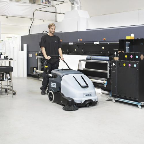 Подметальная машина с двигателем - SWEEPER SW900 84B - NILFISK