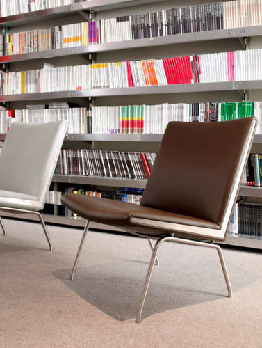 Современное низкое кресло - CH401 - Carl Hansen & Son - из кожи / Hans J. Wegner