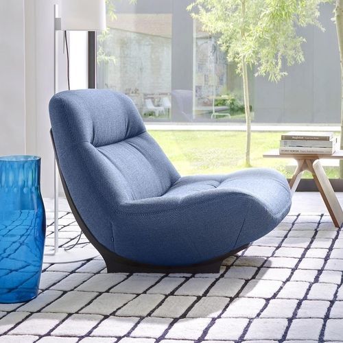 Дизайнерское низкое кресло - MANAROLA - Ligne Roset - из кожи / из пенополиуретана / из ткани