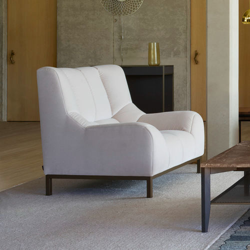 Современное кресло - PHILEAS - Ligne Roset - из кожи / из пенополиуретана / из ткани