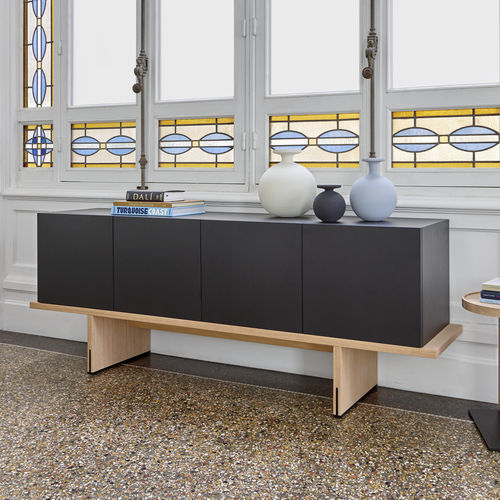 Современный буфет - KARUMA - Ligne Roset - из фанерованной древесины / из беленого дуба / с распашными дверями