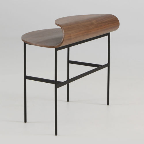 Напольный рабочий стол - ROLL - Ligne Roset - современный / из орехового дерева / изогнутый