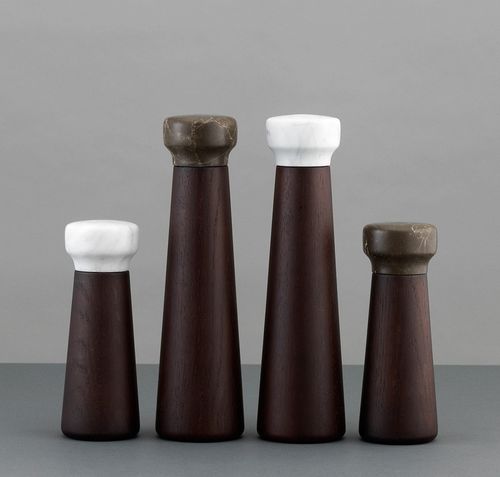 Набор для соли и перца из керамики - Normann Copenhagen - из мрамора / из дуба / для профессионального использования